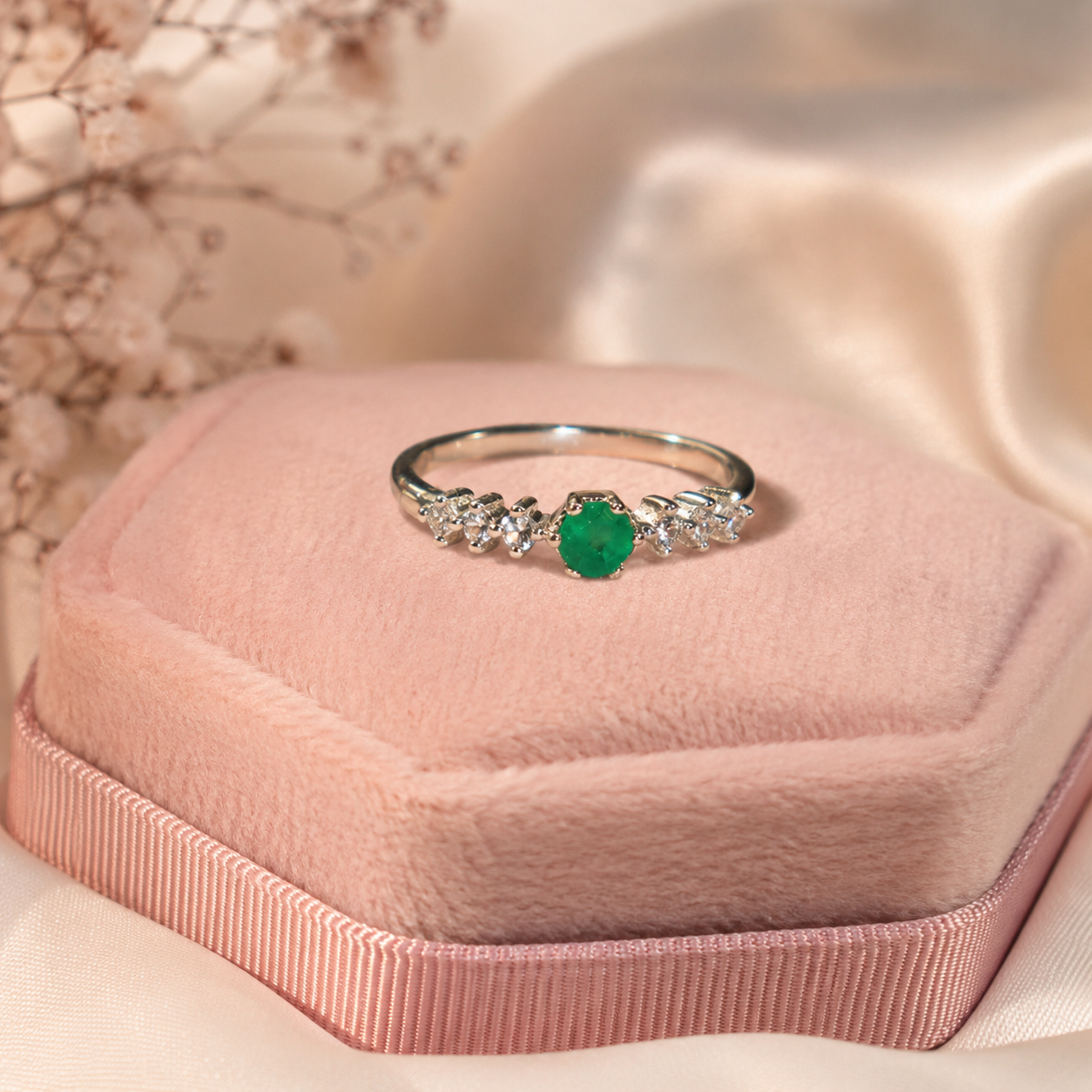 Anillo Esmeralda Central en Plata